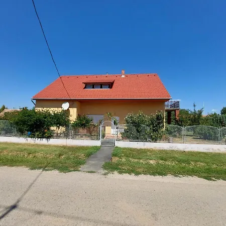 Schoenes Mit Grossem Pool 1200 M Zum Balaton * Balatonbereny