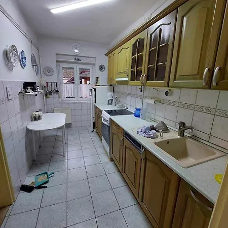 Schoenes Mit Grossem Pool 1200 M Zum Balaton *