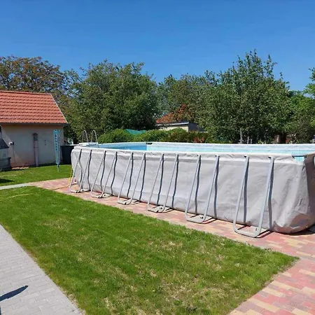 Schoenes Mit Grossem Pool 1200 M Zum Balaton Balatonberény