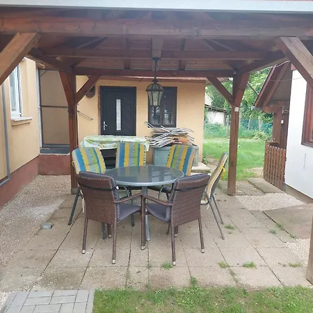 Schoenes Mit Grossem Pool 1200 M Zum Balaton *