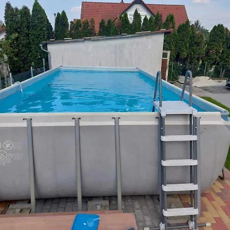 Schoenes Mit Grossem Pool 1200 M Zum Balaton