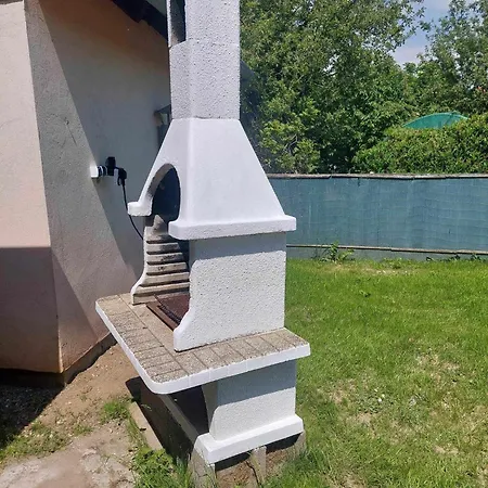 Schoenes Mit Grossem Pool 1200 M Zum Balaton 別荘