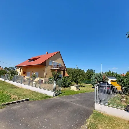 Schoenes Mit Grossem Pool 1200 M Zum Balaton Holiday home