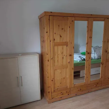 Schoenes Mit Grossem Pool 1200 M Zum Balaton *