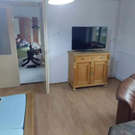 Schoenes Mit Grossem Pool 1200 M Zum Balaton