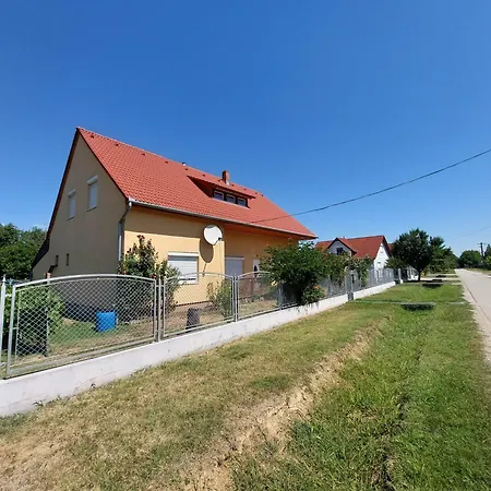 Schoenes Mit Grossem Pool 1200 M Zum Balaton Holiday home
