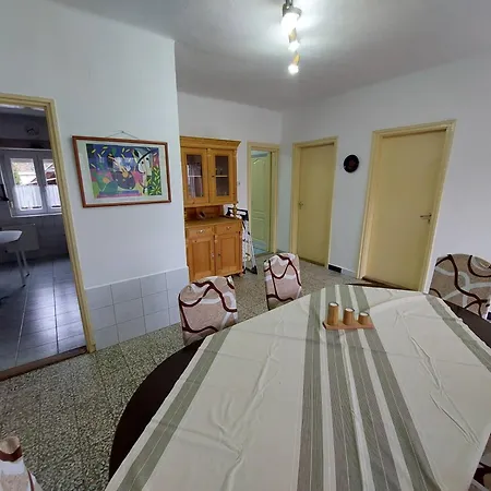 Schoenes Mit Grossem Pool 1200 M Zum Balaton