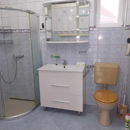 Schoenes Mit Grossem Pool 1200 M Zum Balaton *