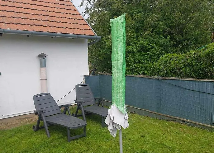 Schoenes Mit Grossem Pool 1200 M Zum Balaton Casa de Férias Balatonberény