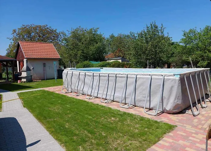 Schoenes Mit Grossem Pool 1200 M Zum Balaton Balatonberény