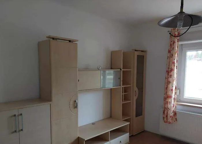 Schoenes Mit Grossem Pool 1200 M Zum Balaton Balatonberény