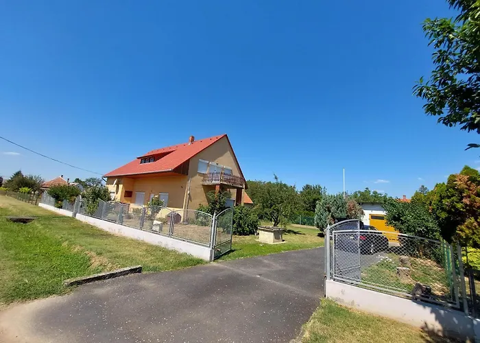 Schoenes Mit Grossem Pool 1200 M Zum Balaton Casa de Férias