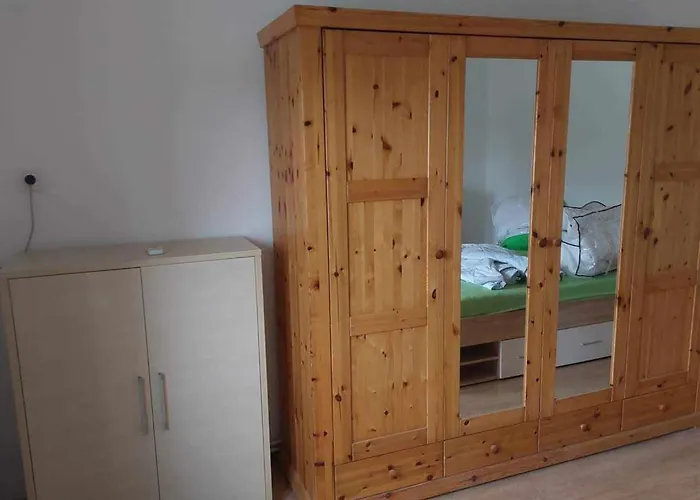 Schoenes Mit Grossem Pool 1200 M Zum Balaton *