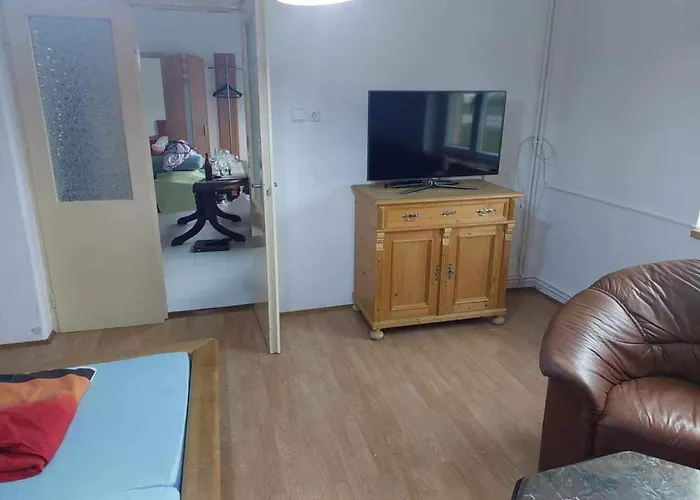 Schoenes Mit Grossem Pool 1200 M Zum Balaton