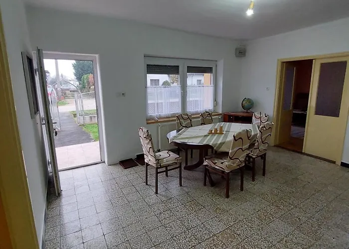 Schoenes Mit Grossem Pool 1200 M Zum Balaton Balatonberény