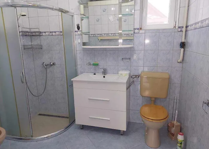 Schoenes Mit Grossem Pool 1200 M Zum Balaton *